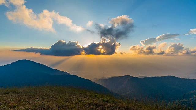 日落在山景与阳光。从白天到夜晚的时间流逝视频素材