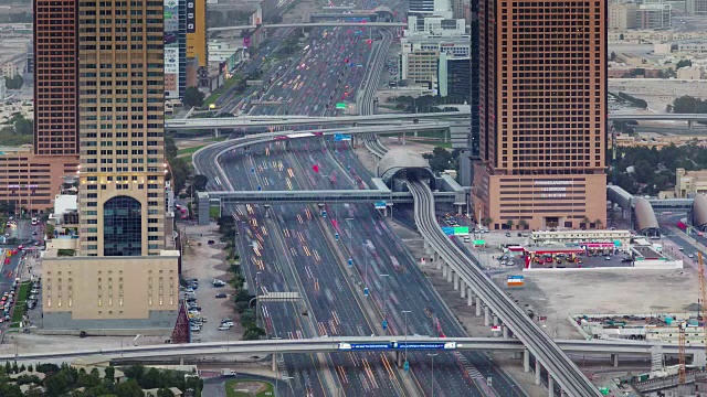 日落黄昏迪拜城市主要交通道路屋顶俯视4k时间流逝阿拉伯联合酋长国视频素材