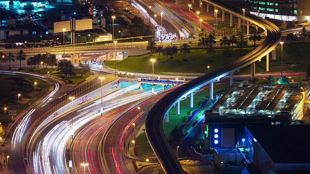 迪拜城市夜间交通十字路口屋顶全景4k时间流逝阿联酋视频素材