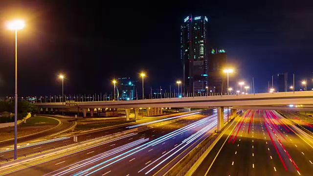 迪拜城市夜间照明交通路口4k时间流逝阿拉伯联合酋长国视频素材