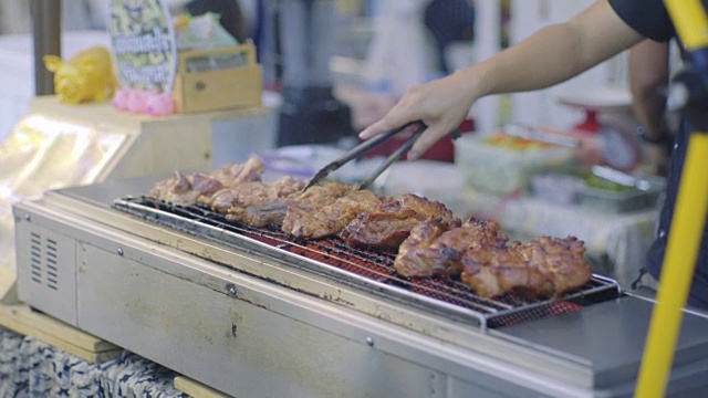 烤肉上用火烤的肉片视频素材