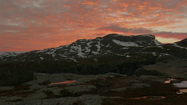 山上的日落。Trolltunga地区,挪威。光滑的多莉。视频素材