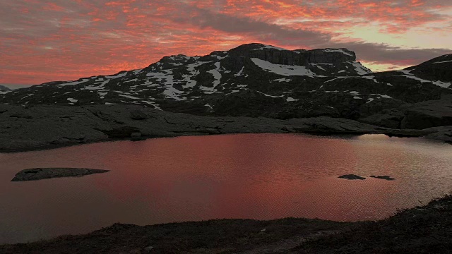 日落在山湖上，风很大。Trolltunga,挪威。光滑的多莉。视频素材