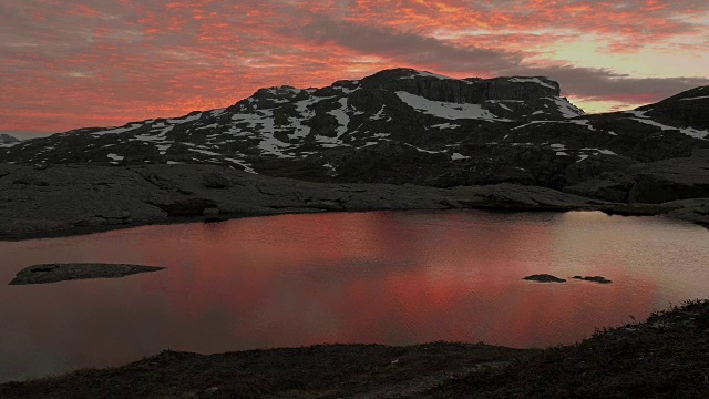 日落在山湖上。Trolltunga地区,挪威。光滑的多莉。视频素材