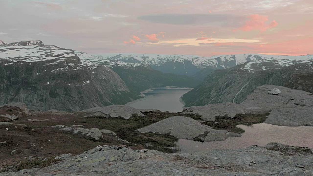 Trolltunga地区,挪威。日落。光滑的多莉。视频素材