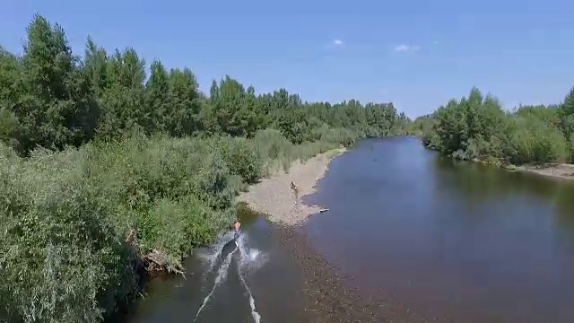 河上的尾流滑板视频素材