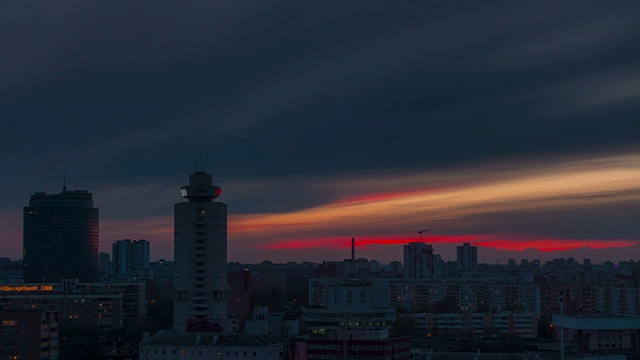 白俄罗斯日落天空屋顶城市中心全景4k时间流逝明斯克视频素材