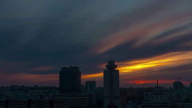 白俄罗斯明斯克市中心日落天空屋顶全景4k时间推移视频素材