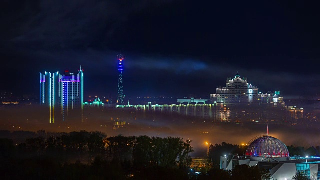 白俄罗斯明斯克城市中心夜间照明全景4k时间推移视频素材