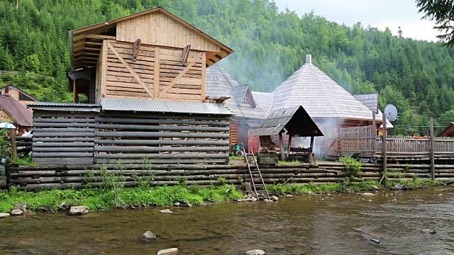 乌克兰喀尔巴阡山区河边的木屋视频素材