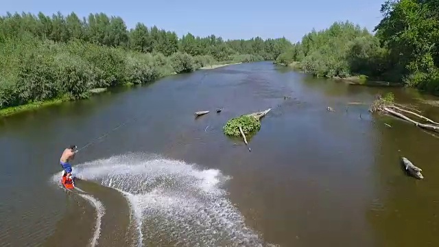 河上的尾流滑板视频下载