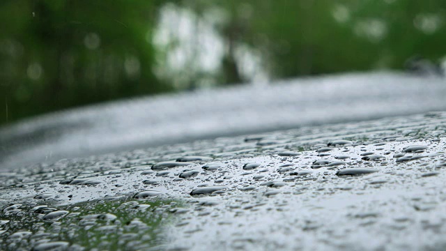 在雨天，雨滴溅到汽车上视频素材