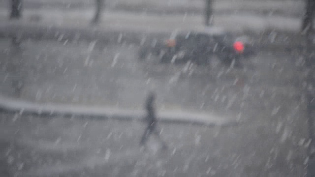 雪花飘落在模糊的道路上，行驶的汽车视频素材