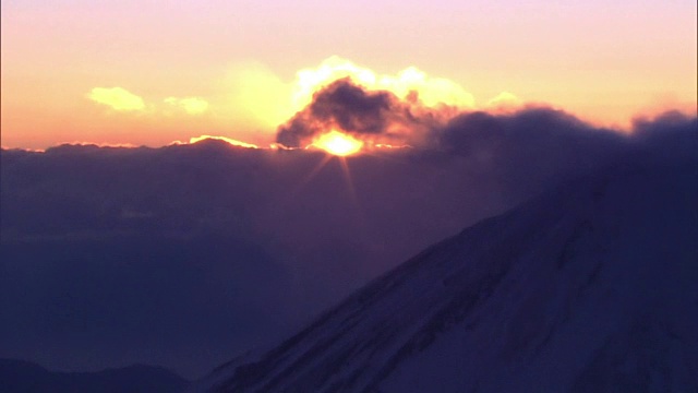 新年当天，日本富士山上空的空中日出视频素材