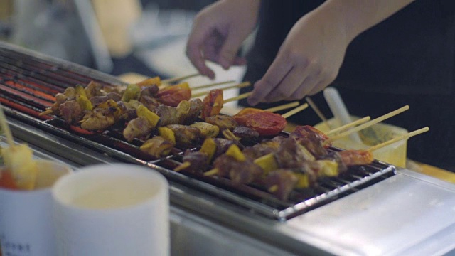 男人食物的近距离烧烤视频素材