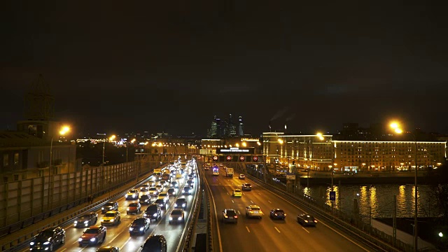 鸟瞰图夜间城市交通堵塞。救护车应急灯来救援视频素材