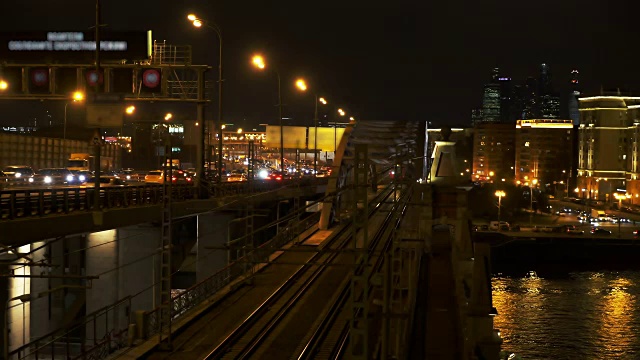 夜市公路和铁路桥近在咫尺。夜车前进视频素材