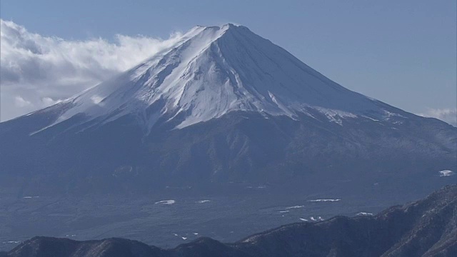 天空下的富士山，山梨县，日本视频素材