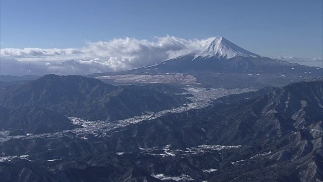 天空下的富士山，山梨县，日本视频素材