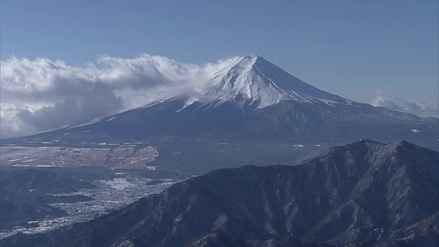 天空下的富士山，山梨县，日本视频素材