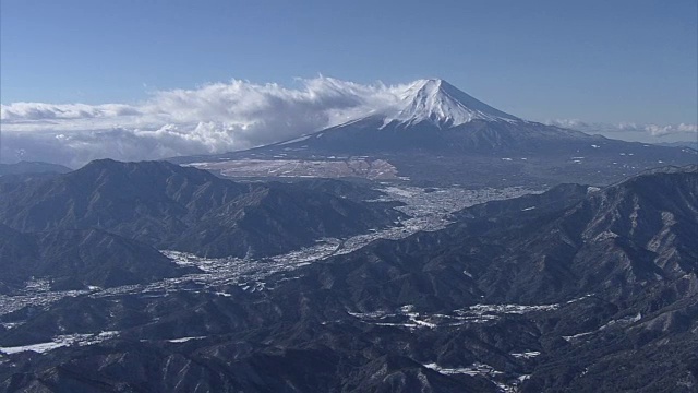 天空下的富士山，山梨县，日本视频素材