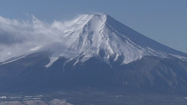 天空下的富士山，山梨县，日本视频素材