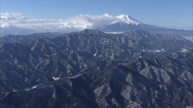 天空下的富士山，山梨县，日本视频素材