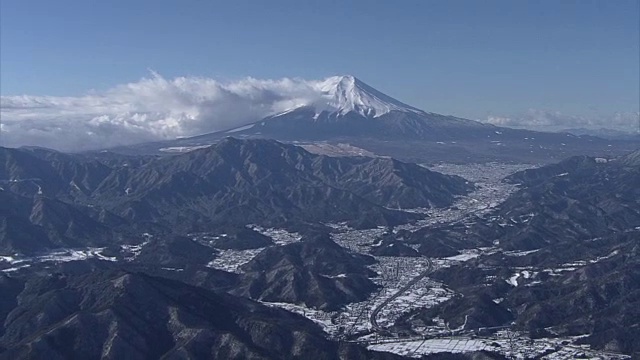 天空下的富士山，山梨县，日本视频素材