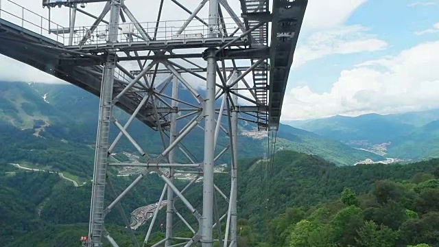 索道小屋通过罗莎库特高山度假村周围的山脉视频素材