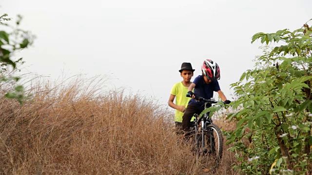 十几岁的男孩练习公路自行车视频素材