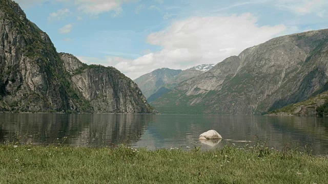 山里的峡湾。挪威。光滑的多莉。视频素材