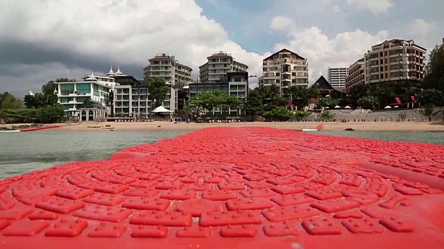 泰国芭堤雅的暹罗湾岸边的建筑。从海上看视频素材