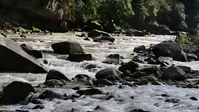 山脉河流，门槛和裂缝。视频素材