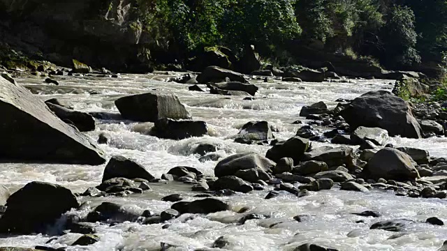 山脉河流，门槛和裂缝。视频素材