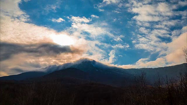 山上有云的天空，延时4k视频素材