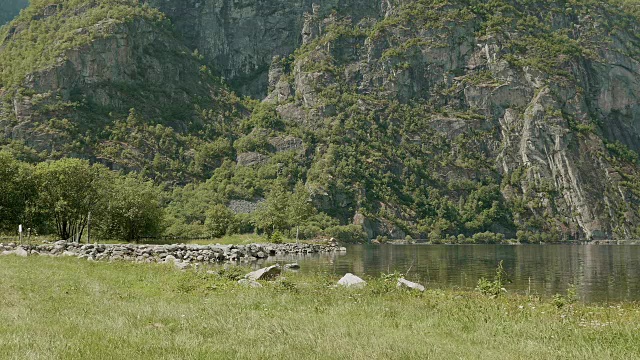 峡湾的海岸线。挪威。光滑的多莉。视频素材