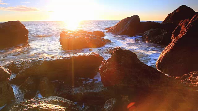 海浪拍打着多岩石的海岸视频素材