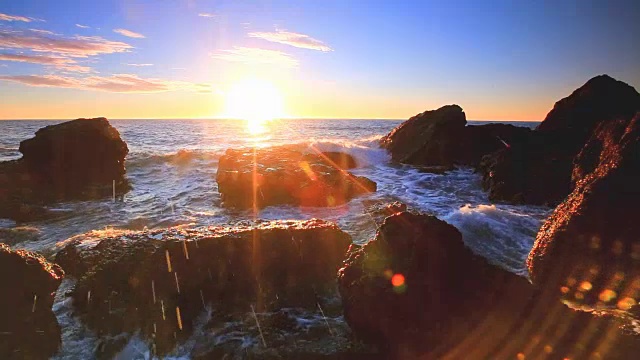 海浪拍打着多岩石的海岸视频素材