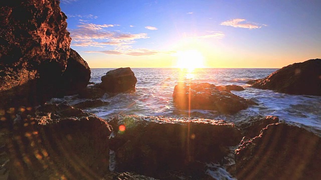 海浪拍打着多岩石的海岸视频素材