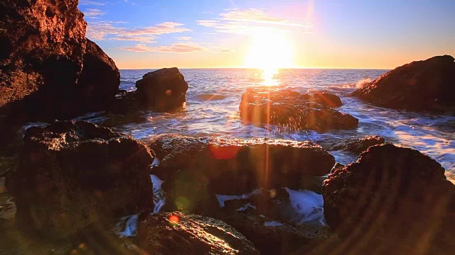 海浪拍打着多岩石的海岸视频素材