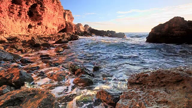 海浪拍打着多岩石的海岸视频素材