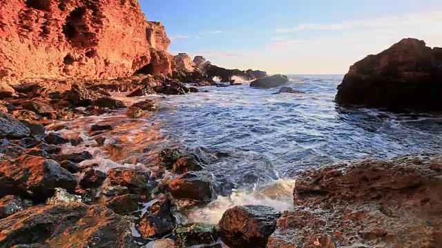 海浪拍打着多岩石的海岸视频素材