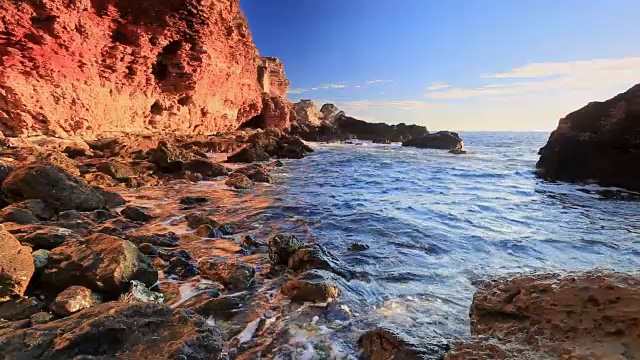 海浪拍打着多岩石的海岸视频素材