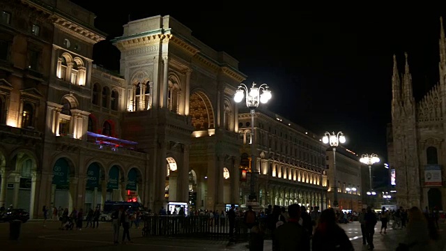 意大利著名的夜间大教堂广场步行全景4k米兰视频素材