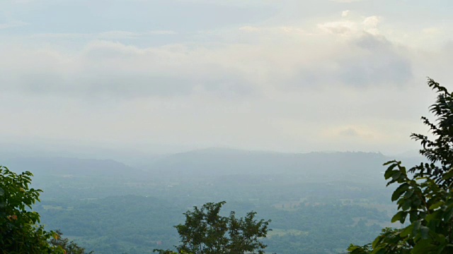 Time-lapse日落与泰国的山脉背景。视频素材