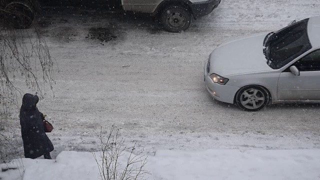 雪花飘落在城市的道路上视频素材