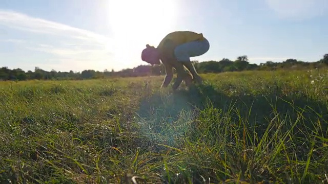 年轻的运动男子在自然练习倒立瑜伽姿势。一个在户外做瑜伽动作和姿势的白人。美丽的风景和天空的背景。健康积极的生活方式。近距离视频素材