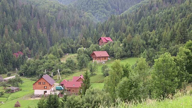 青山绿水，红屋顶村舍视频素材