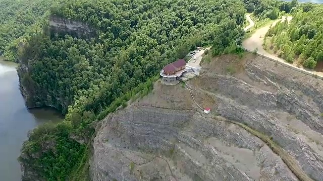 建在悬崖上。视频素材