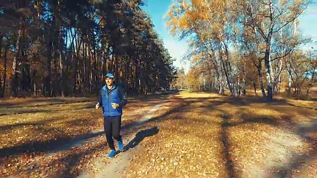 清晨森林里奔跑的人。体育运动视频下载